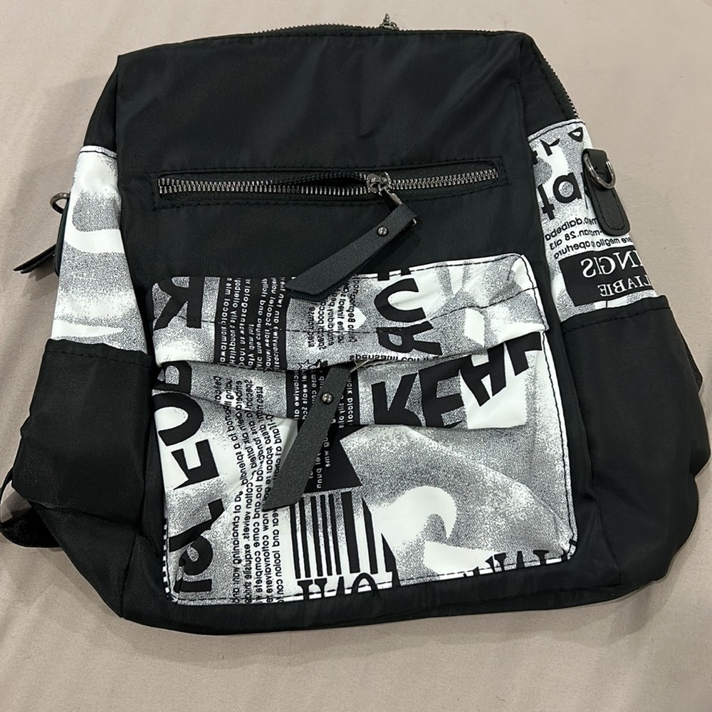 💥PRICE⬇️ 
Backpack • Black and White • Médium •